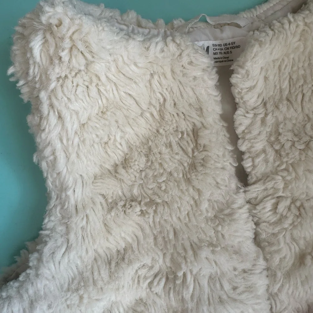 H&M Cream Faux Fur Vest Plush Layer. Size‎ 4-5Y